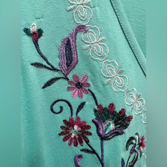 💐 NWOT! Embroidered Floral Turquoise Top - Picture 3 of 5